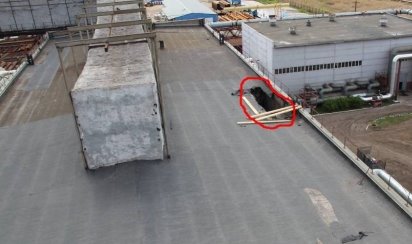 Общий вид аварийного обрушения плиты покрытия III очереди строительства котельной на участке в осях «3–4, К» (вид сверху)