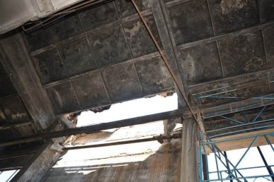 Общий вид аварийного обрушения плиты покрытия III очереди строительства котельной на участке в осях «3–4, К» (вид изнутри)