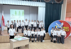 Изображение выглядит как одежда, человек, в помещении, стол

Содержимое, созданное искусственным интеллектом, может быть неверным.