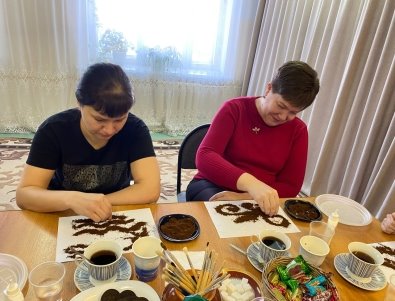 Первый этап. Участники посыпают молотым кофе клеевой рисунок