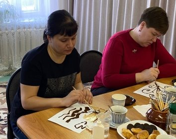 Второй этап. Участники рисуют растворимым кофе