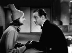 Главная героиня в фильме «Ниночка» в шляпке от Скиапарелли (1939)