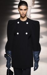 Модель с показа мод Givenchy