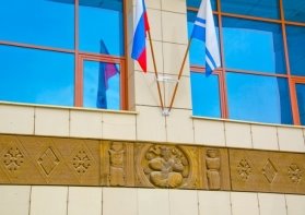 Национальный театр драмы имени П. В. Кучияк. Барельеф