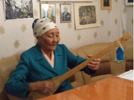 Б. Б. Оконова играет на домбре
