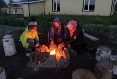 Ночное дежурство у костра во время похода