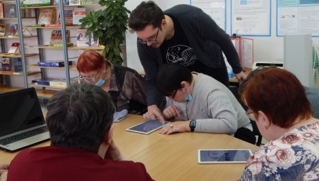 Обучающиеся с сопровождающими в процессе освоения интерфейса приложений