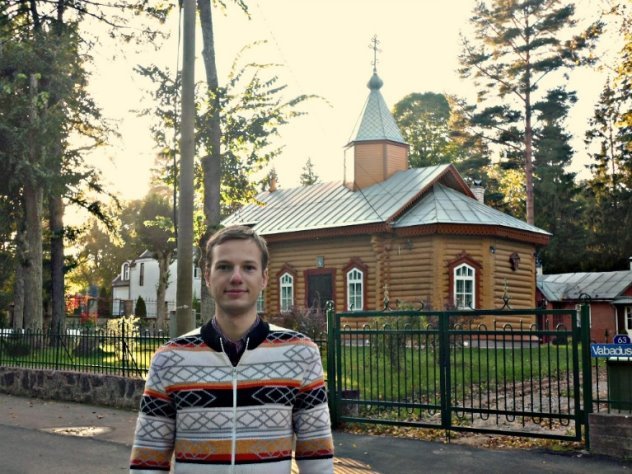 Сергей Тамби перед Мерикюльским храмом Казанской иконы Божией матери (построенным в 1867–1868 годах и перенесённым в Усть-Нарву в 1947–1948 годах). Эстония, Нарва-Йыэсуу, сентябрь 2014 года.