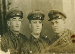 В. Я. Горин (в центре) — курсант Харьковского военно-медицинского училища. 1940 г.