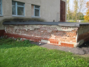 Разрушение лещадками кирпичной кладки надземных стен насосной здания