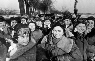 Летчики 46-го гвардейского ночного бомбардировочного авиаполка 325-й бомбардировочной авиадивизии 4-й воздушной армии 2-го Белорусского фронта отправляются на полеты