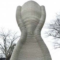 Shell Wall (вид спереди и сзади подчеркивает уменьшение расхода материала, достигнутое за счет тонкой мембраны между структурными ребрами в высокой, дважды изогнутой стене) [https://www.forma.spb.ru/archiblog/2023/04/04/sverhlyogkaya-beton-dlya-3d-pechati/?ysclid=m6rpkjw1id912196171]