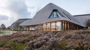 Здание с самой крупной соломенной крышей в Европе [https://www.archdaily.com/1004635/lanserhof-sylt-health-resort-ingenhoven-associates]