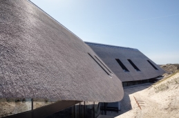 Здание с самой крупной соломенной крышей в Европе [https://www.archdaily.com/1004635/lanserhof-sylt-health-resort-ingenhoven-associates]