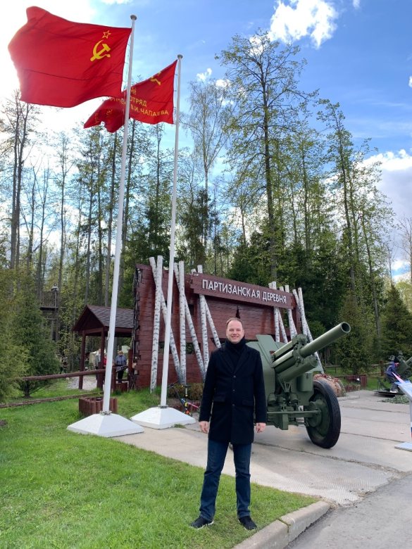 Сергей Тамби у входа в Военно-исторический комплекс «Партизанская деревня» в парке «Патриот» (Московская область, Одинцовский городской округ, Кубинка, Минское шоссе, 43-й километр, дом 55, владение 1-а), 10 мая 2025 года