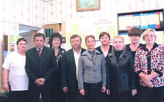 Сын Фёдора Васильевича Дроздова — Николай Фёдорович Дроздов (второй слева) с коллегами-учителями. Пыталовский район