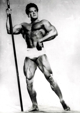 Стив Ривз, позирует с копьем, 1947 год [2]