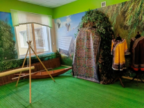 A room with a green carpet and a boat

AI-generated content may be incorrect.