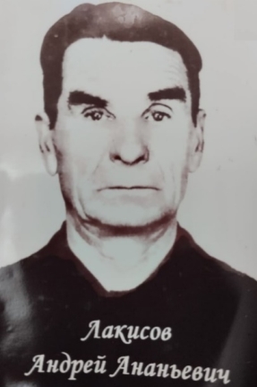 Красноармеец Лакисов Андрей Ананьевич в августе 1944 года самоотверженно оказывал квалифицированную медицинскую помощь раненым и больным на переднем крае в районе деревни Тамби. Источник: фотография из архива С. А. Тамби