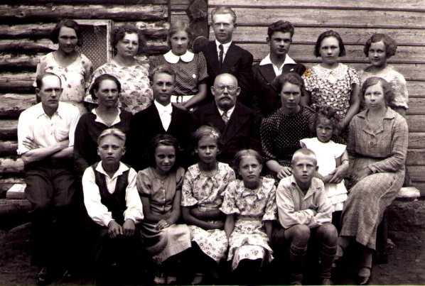 Конфирмация лютеранина Бруно Мартыновича Шустера (Сыстер; Bruno Schuster; Sõster; 26.08.1917–05.11.1966; средний ряд, третий слева). Верхний ряд, третья слева — Фрида Тамби (Frieda Tambi). Эстонская Республика, уезд Ида-Вирумаа, 1938 год. Источник: Iisaku Kihelkonna Muuseum. IM-F 2440:161