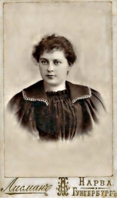 Мария Эрастовна Тамби (Курбатова; 1878, Нарва — 1936, Ленинград) — супруга Ивана Мартыновича Тамби и прапрабабушка автора настоящей статьи. Источник: архив С. А. Тамби