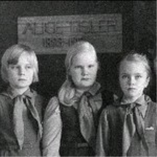Тайма Юрьевна Метсанд (урождённая Тамби; Taima Metsand; neiuna Tambi; 26.04.1931, Нарва — 15.09.1988, остров Хийумаа) с подругами-пионерками. Источник: Geni.com