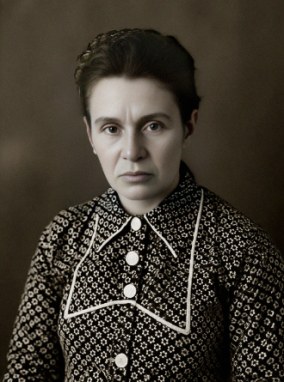Анна Петровна Тамби — воспитательница детского сада. Вероятно — супруга Аркадия Александровича Тамби. Кировская область, город Малмыж, 1950-е годы. Ввиду своей изношенности фотография была отредактирована с помощью искусственного интеллекта. Источник оригинальной фотографии: Малмыжский краеведческий музей. Номер в Госкаталоге: 22085512. Номер по КП (ГИК): МКМ-10125