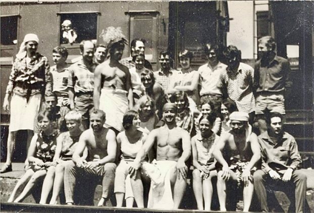 Группа Эстонского строительного отряда «Горный Алтай-70» на границе Европы и Азии в Уральских горах. В 1-м ряду сидят: Пилле Каарлып, Палми Ангер (1950–2012), Рейн Тутк (1945–2002), Инна-Лийс Лийм, Тынис Уйбо, Айме Тамм (?), Геннадий Удалов и Евгений Богданов. Во 2-м ряду сидят (слева направо): Тынис Клаос, Дарья Сарв, Мари-Анн Ойялоо, Райли Херинг и ещё 2 девушки. В 3-м ряду стоят (слева направо): Тийт Тамби, Владимир Шор, Рейн Сепп, Куно Рауде, 7-я — Людмила Якобсон, 8-я — Тийт Муйстла, 10-я — Меэлис Кригул. В последнем ряду стоят (слева направо): Анатолий Трещалов и Рейн Пульма. Источник: фото Куно Рауде