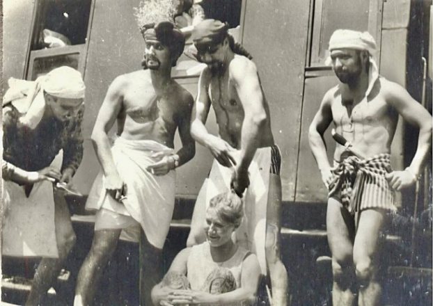 Группа эстонского стройотряда «Горный Алтай-70» на пути в Горно-Алтайск. Минуту назад Уральские горы остались позади. Студентка Гос. художественного института ЭССР Дарья Сарв (внизу в центре) проходит «посвящение в азиатку». Стоят (слева направо): «коренные жители Азии» Тийт Тамби, Куно Рауде, Тынис Уйбо и Геннадий Удалов. Дарья всё-таки смогла чудом сохранить свои волосы. Источник: фото Куно Рауде