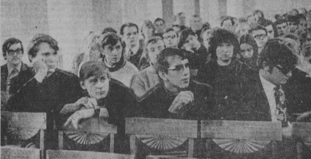 Комсомольцы на XX комсомольской конференции Тартуского государственного университета. Тийт Тамби (по всей видимости — крайний слева) представляет комсомольскую организацию этого высшего учебного заведения в качестве комсомольца и заведующего учебным сектором Комитета комсомола ТГУ. Ноябрь 1972 года. Источник: Edasi. 1972. № 267. 14 nov. Lk. 2