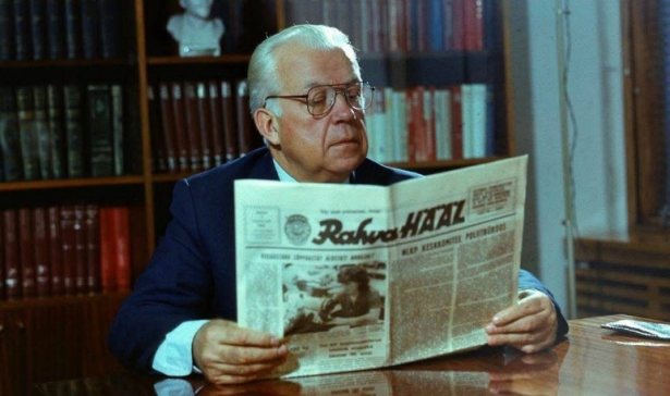 Первый секретарь ЦК Компартии Эстонии Карл Генрихович Вайно читает свежий номер газеты «Рахва Хяэль» («Rahva Hääl»). Тийт Раймондович Тамби был корреспондентом и заведующим отделом писем читателей этого периодического издания. Источник: фото из коллекции С. А. Тамби