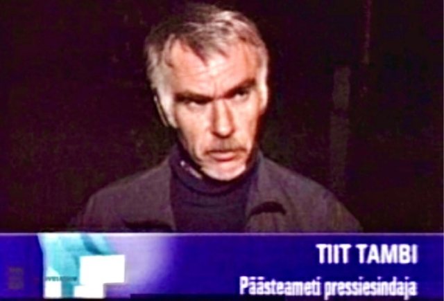 Тийт Тамби — пресс-секретарь Спасательного департамента Эстонии. Источник: Eesti Rahvusarhiiv. ERA.5164.vi.29574. «Õnnetus Kurksel I», TV1 uudiste võttematerjal, 1997