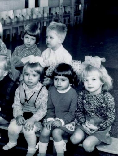 Лийна-Трийн Тамби (первый ряд, крайняя слева) в детстве. Источник: Фото из архива Лийны-Трийн Тамби в соцсети