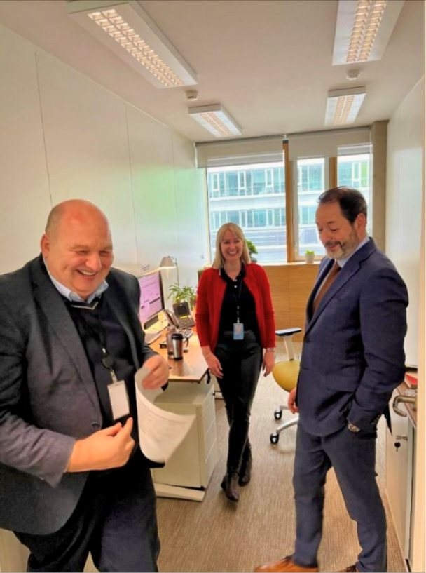 Лийна-Трийн Тамби (в центре) с Генеральным секретарём Европейского парламента (крайний справа) Алессандро Чиочетти. 2023 год. Источник: Фото из архива Лийны-Трийн Тамби в соцсети