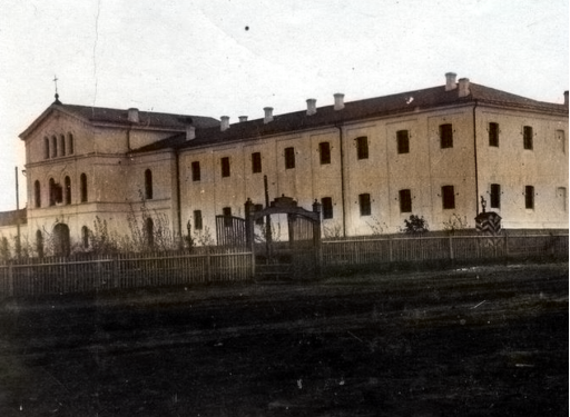 Центральная церковная и правая части главного фасада второго Тюремного замка. Историческое фото (Интернет)