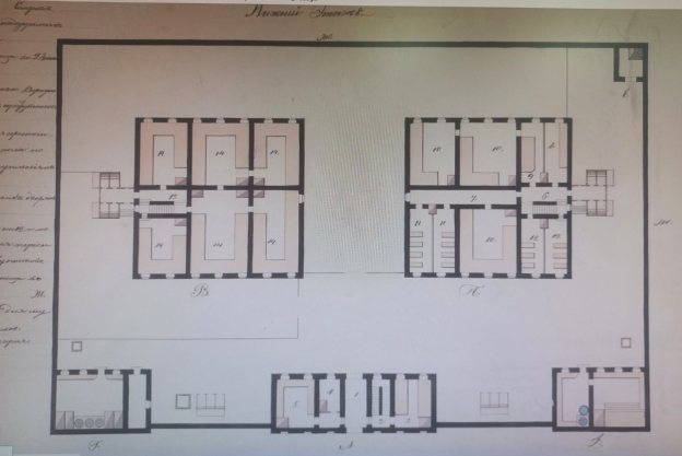 Проектный чертеж Тюремного замка, август 1827 г. План нижнего этажа. Автор — В. Невин. Подписан членом строительного комитета Давидом Висконти. «А» — смотрительский дом, «Б» — корпус для подсудимых арестантов, «В» — корпус для пересылочных арестантов, «Г» — кухня и пекарня, «Д» — баня, «Е» — кузница, «Ж» — ограда [10, л. 8]