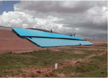 Солнцеосадкозащитные навесы на откосах земляного полотна Цинхай-Тибетской ж. д. на участке льдистых грунтов в основании, 12 августа 2006 г.