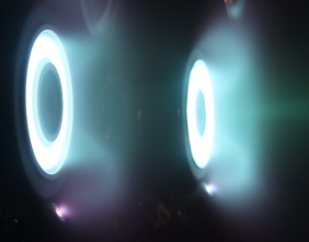 Слева — СПД-140Д [8], справа — СПД-140Д в процессе работы [9]