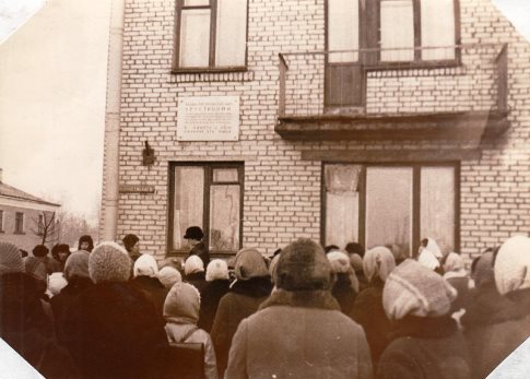 Митинг у памятной доски В. В. Хрустицкому на проспекте Вингиссара. Волосово, 1970-е годы. Источник: Историко-краеведческий музей города Волосово. Номер в Госкаталоге: 48862048. Номер по КП (ГИК): В КП-1968. Инвентарный номер: Ф-544
