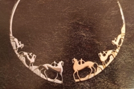 Дизайн: Л. Гоголева. Гривна «Евразия» из коллекции «Чингисхан». Желтое, белое золото, бриллианты. 2008. ЮФ «Сахаювелир» [1, с. 82]