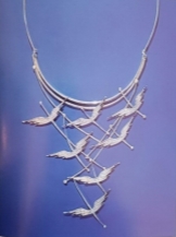 Дизайн: Л. Гоголева. Колье «Долина стерхов». Серебро, белые, черные фианиты. 2015. Мастер: П. Никифоров [1, с. 77]