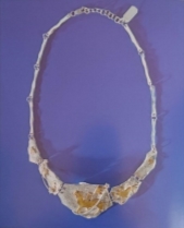 Дизайн: Л. Гоголева. Колье «Всадники». Серебро, фианиты, 2013. ЮФ «Сахаювелир». [1, с. 76]