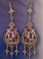 Автор: Е. Яковлева-Заболоцкая. Серьги «Чолбон» («Венера»). Белое золото, аметисты, цирконии. 2015. Мастер: А. Кулбаева. ЮФ «Узор Утум» [1, с. 53]