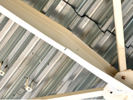 Деформация подкровельных конструкций здания