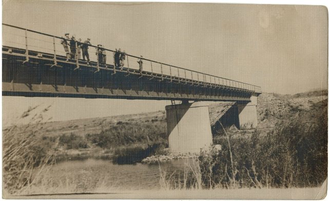 Железобетонный мост на линии узкой колеи Шильда — Совхоз «Озёрный», третья четверть ХХ века. Из фондов МБУК «Народный музей» отдела культуры администрации муниципального образования Адамовский район