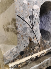 Вариации продольных трещин по «юбкам» плит перекрытий