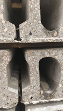 Вариации продольных трещин по «юбкам» плит перекрытий