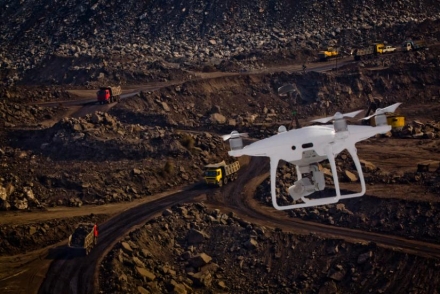БПЛА DJI PHANTOM 4 PRO RTK-PPK, используемый для аэрофотосъёмки строительных объектов. Источник: https://slysky.ru/
