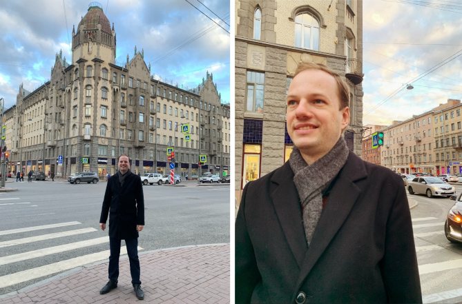 Исследователь Сергей Тамби перед зданием Товарищества прибалтийских дворянских имений под фирмою «Помещик». На фасаде (на правой фотографии — слева над головой автора) — элемент герба Эстляндской губернии Российской империи: три геральдических леопардных льва. Санкт-Петербург, Измайловский проспект, дом 16, фото от 21 апреля 2023 г. Источник: фотография из архива С. А. Тамби