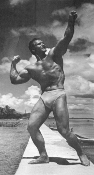 Джон Гримек (1910–1998) — культурист золотой эры, двукратный победитель «Мистер Америка» (1940, 1941) и «Мистер Вселенная» (1948, 1949). [3]